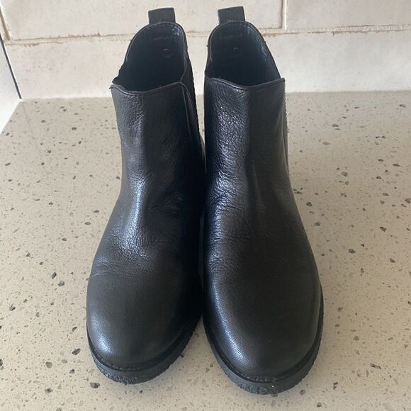 BCBGeneration Yuri Women’s Black Leather Ankle Chelsea Pull On Boots Size 5.5M - Picture 2 of 14